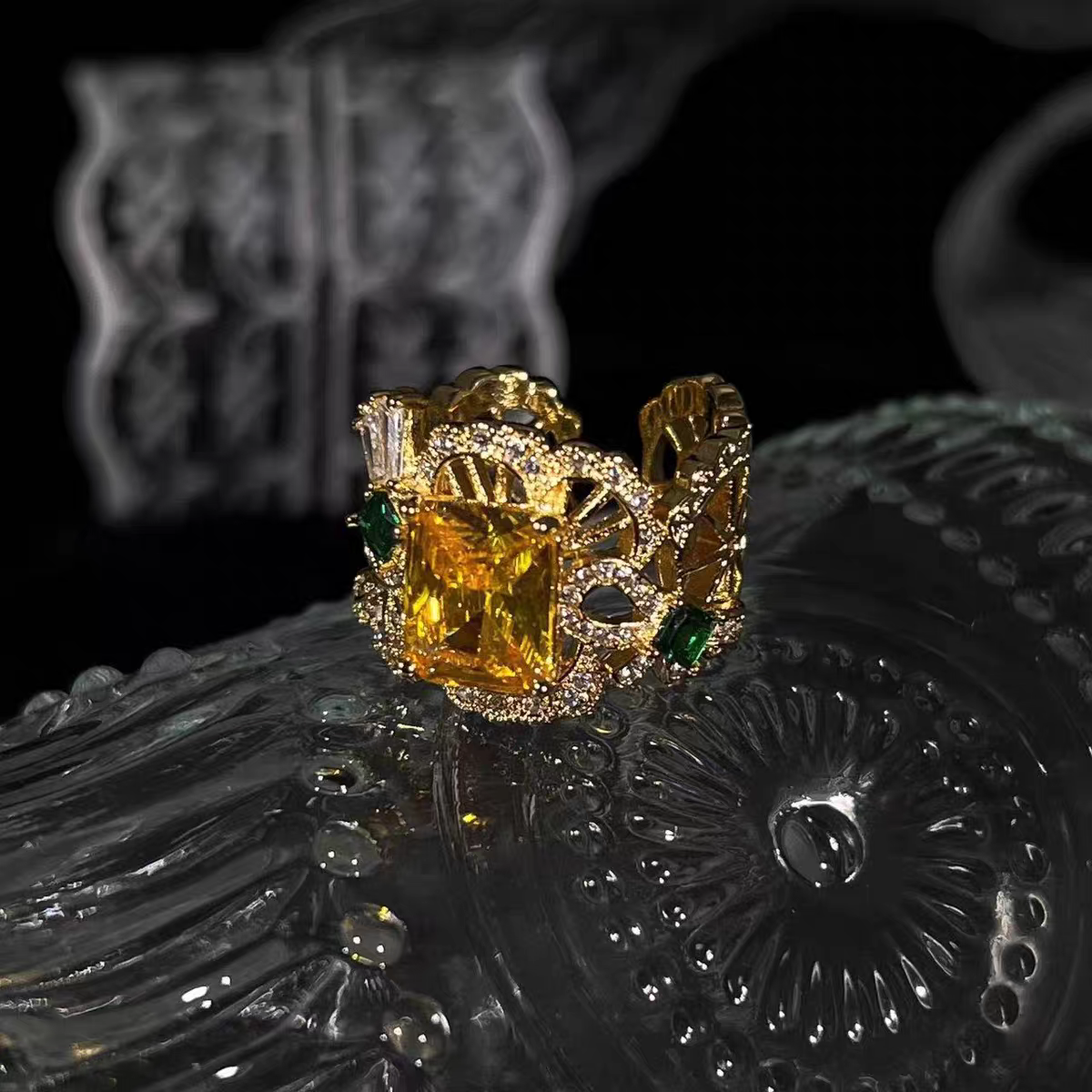 خاتم مفتوح من الماس الأصفر