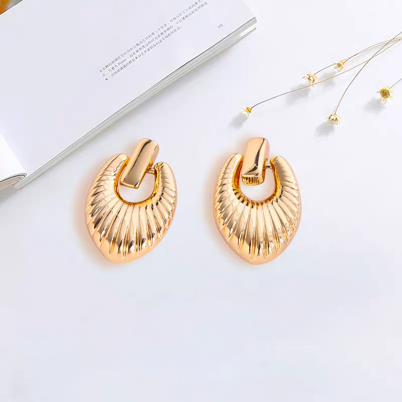 أقراط مرصعة بخطوط على شكل قطرات ماء