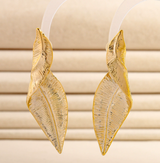 أقراط مطوية على شكل ورقة